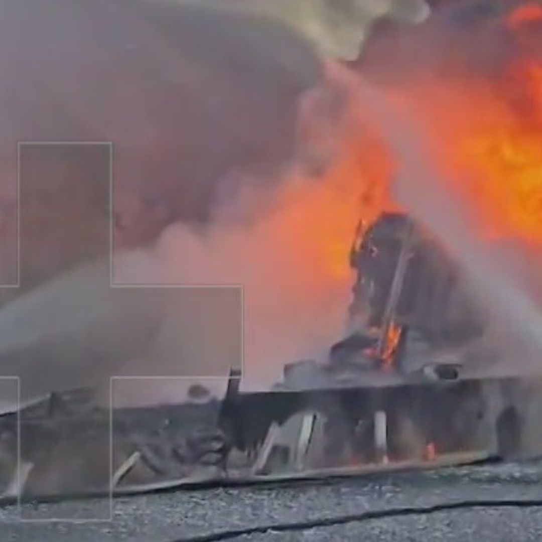 Bomberos sofocando el incendio de pipa cargada de Diesel