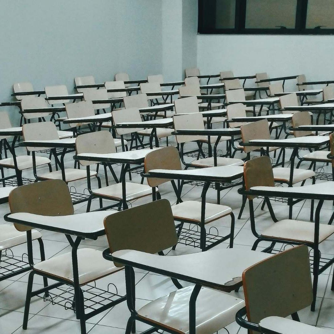 Salón de clases sin alumnos