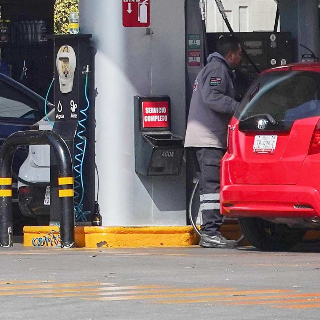 Autos acuden a cargar gasolina en estaciones de la CDMX en diciembre de 2025. Foto: Cuartoscuro | Archivo
