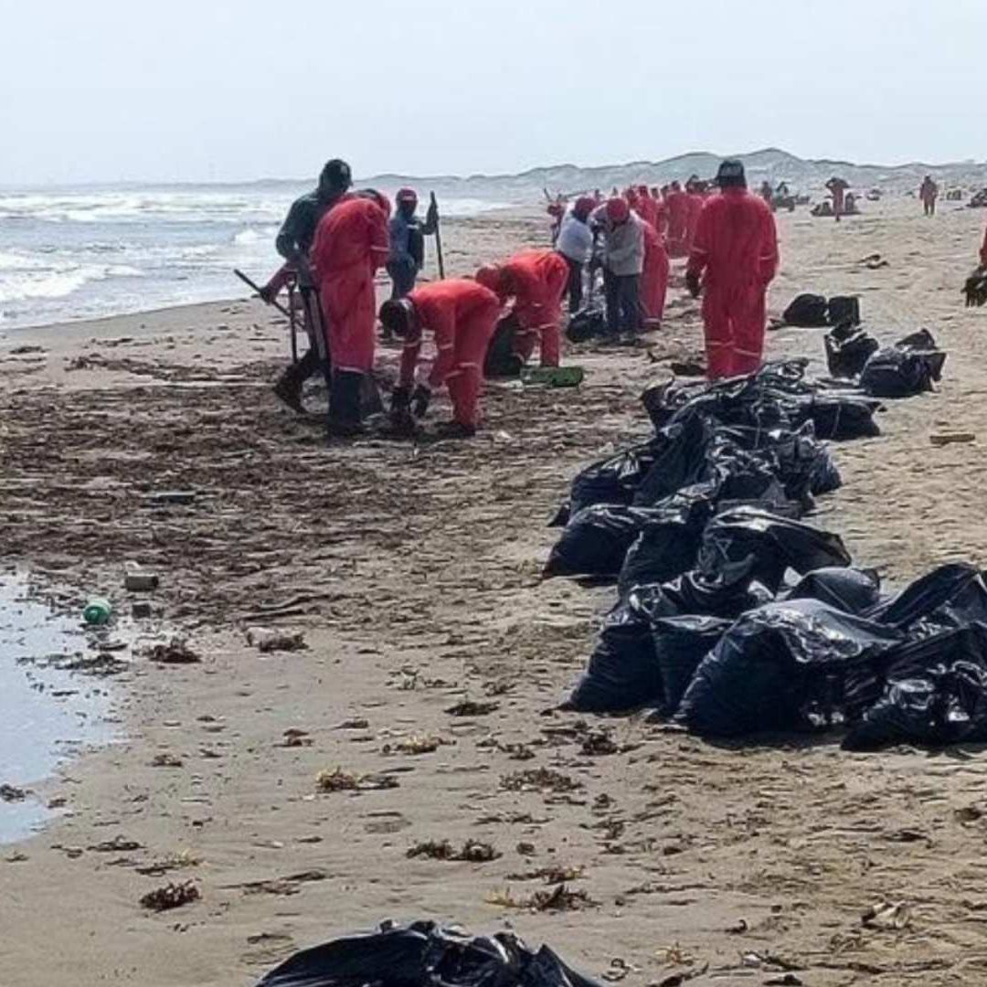cuadrillas de limpieza en playas tras derrame de hidrocarbruro