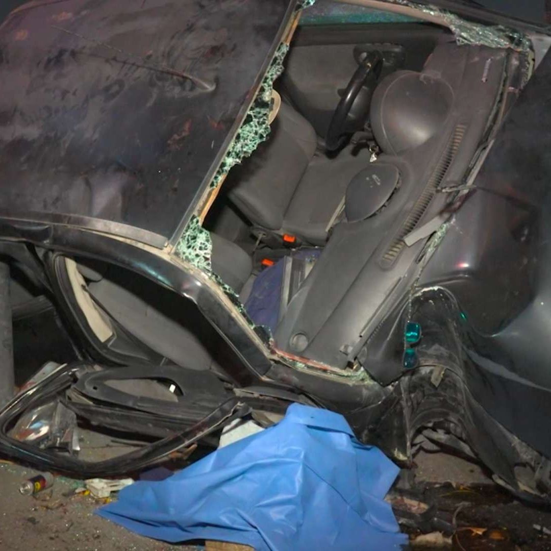 Un tubo de acero terminó por incrustarse en el automóvil volcado