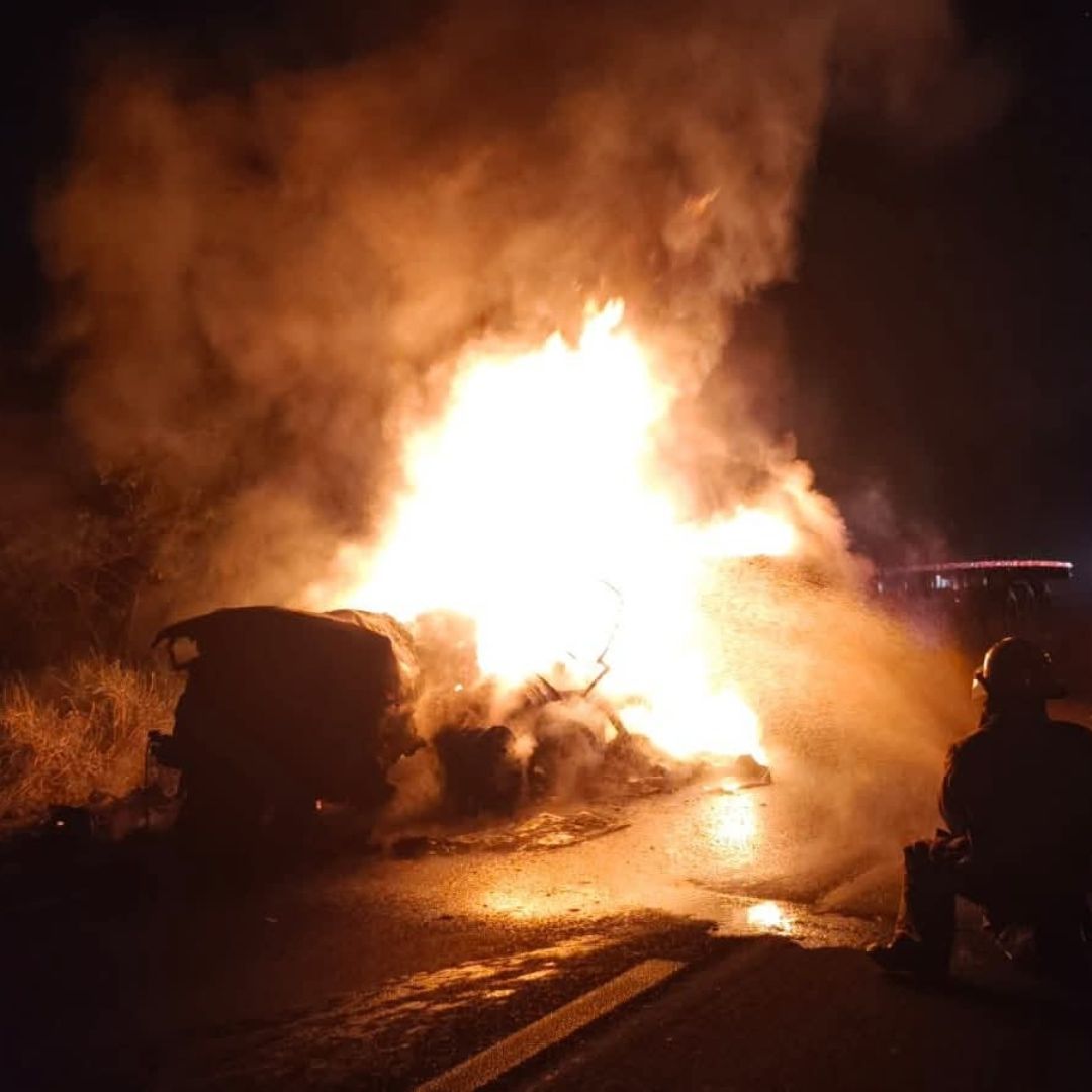 incendio de unidad de carga en el sur de Veracruz.