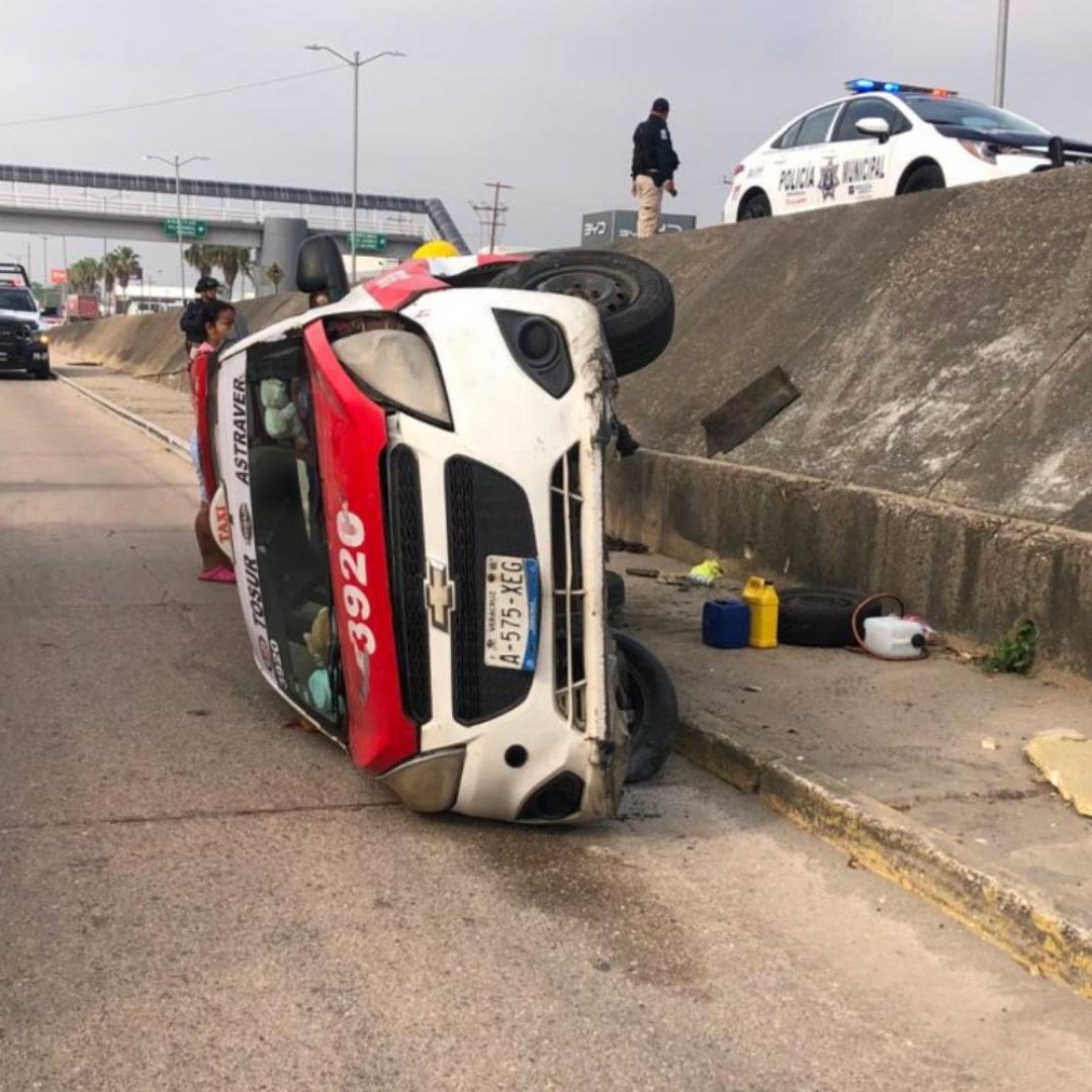 taxi volcado en Coatzacoalcos