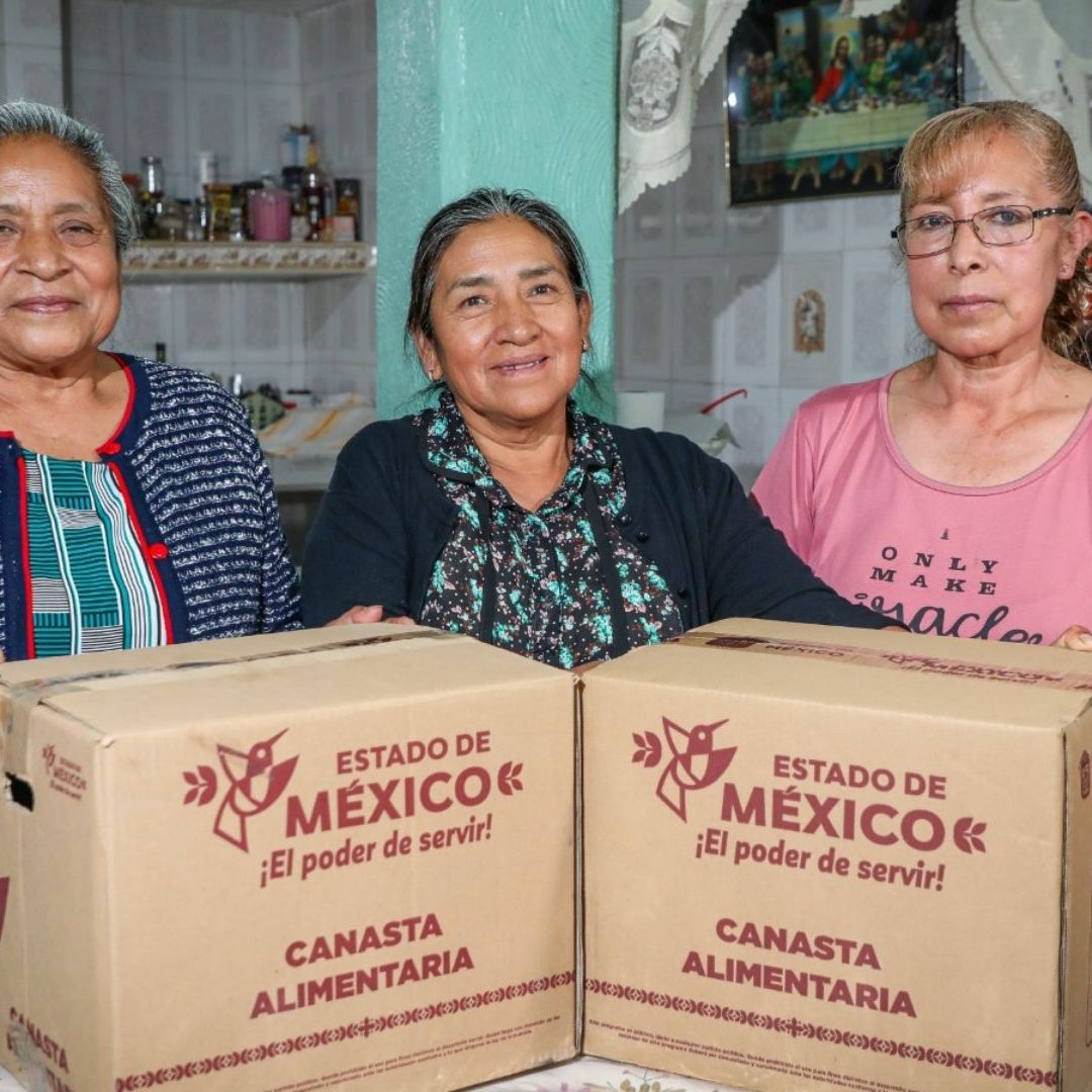 Alimentación para el Bienestar entrega una canasta alimentaria.