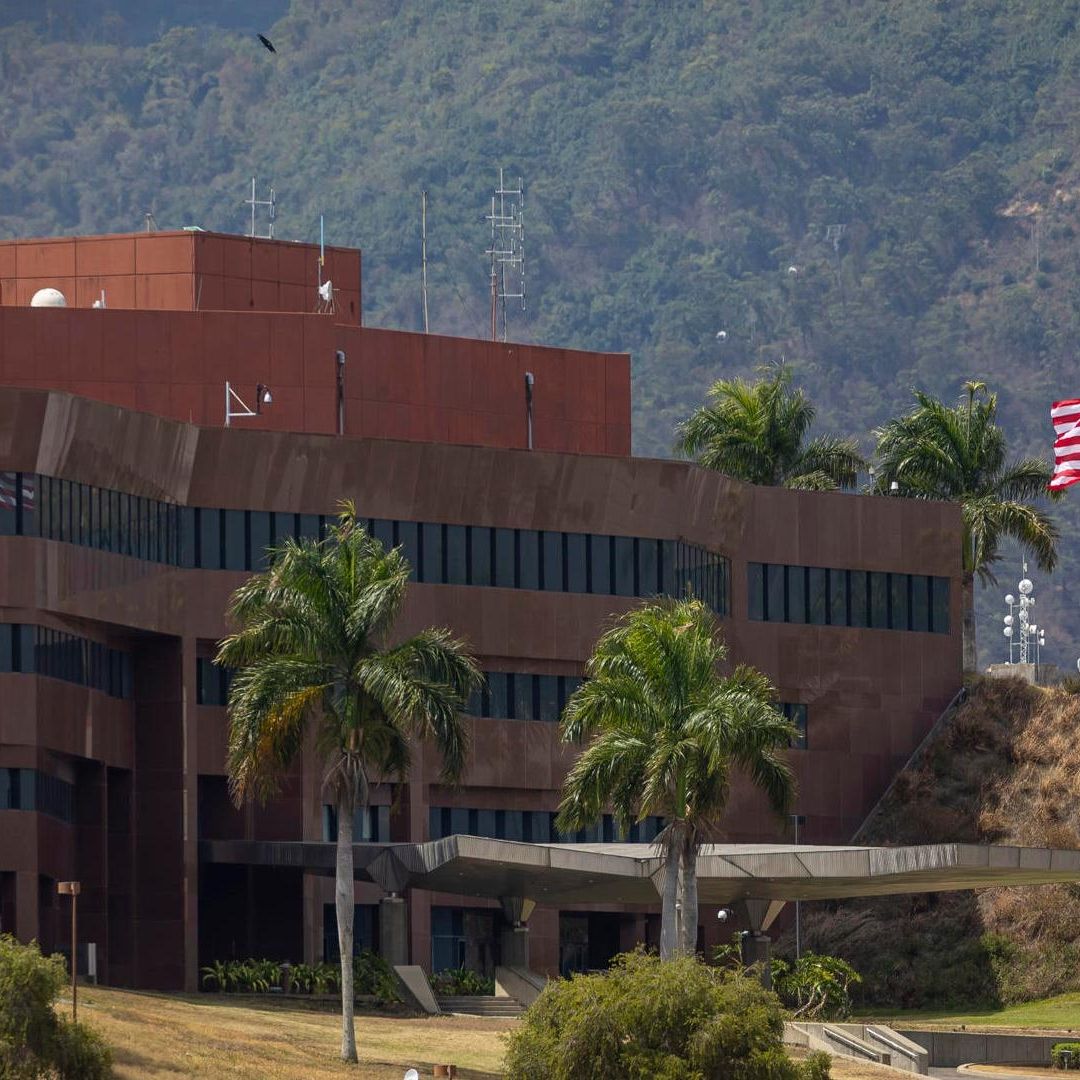 La bandera de EUA ondea nuevamente en su embajada en Venezuela