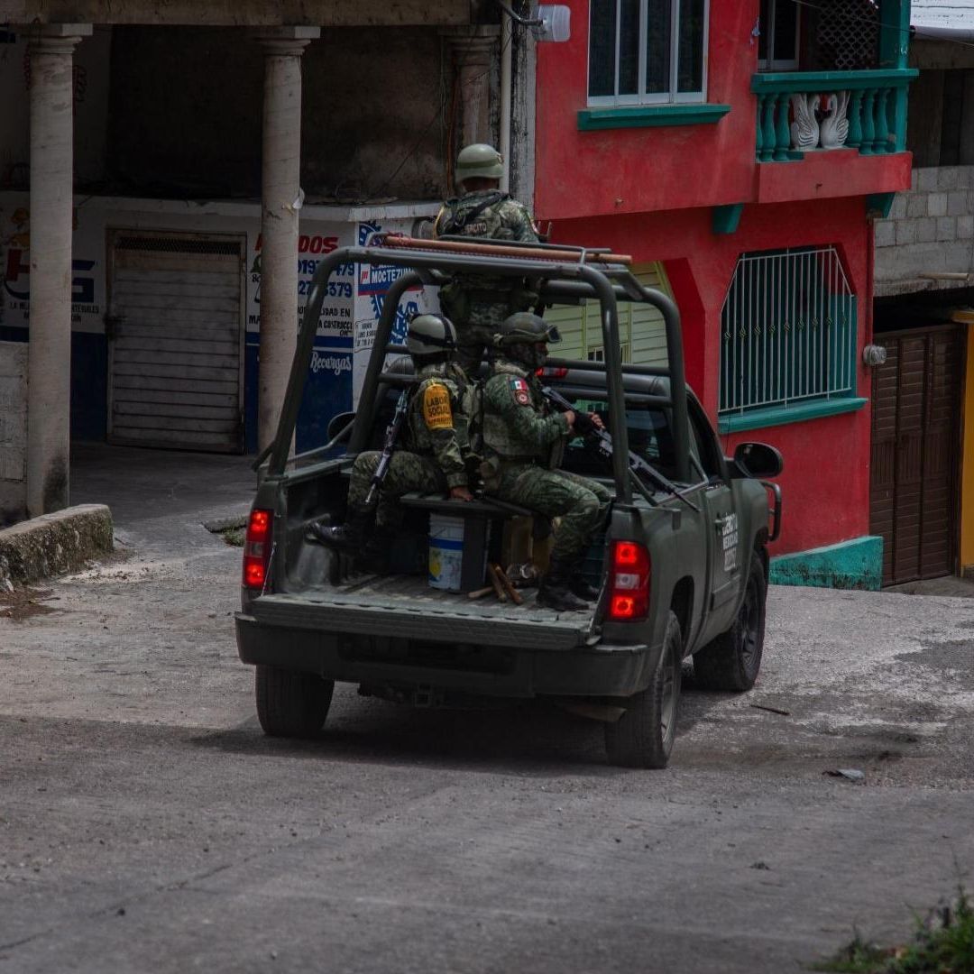 Elementos del Ejército mexicano recorren las calles de Tila, Chiapas, ante ola de violencia