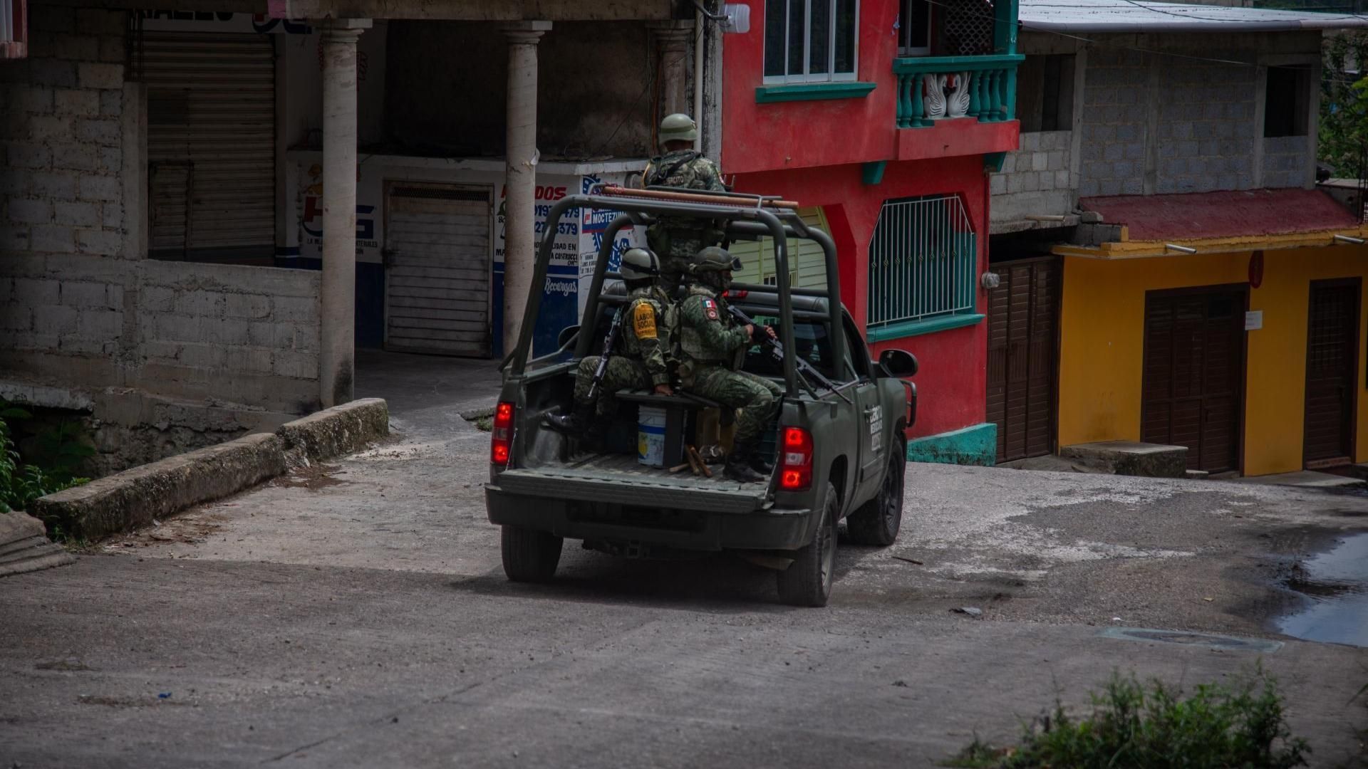 Elementos del Ejército mexicano recorren las calles de Tila, Chiapas, ante ola de violencia