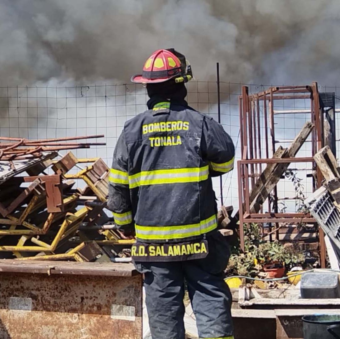 Incendio en chatarrera de Tonalá.