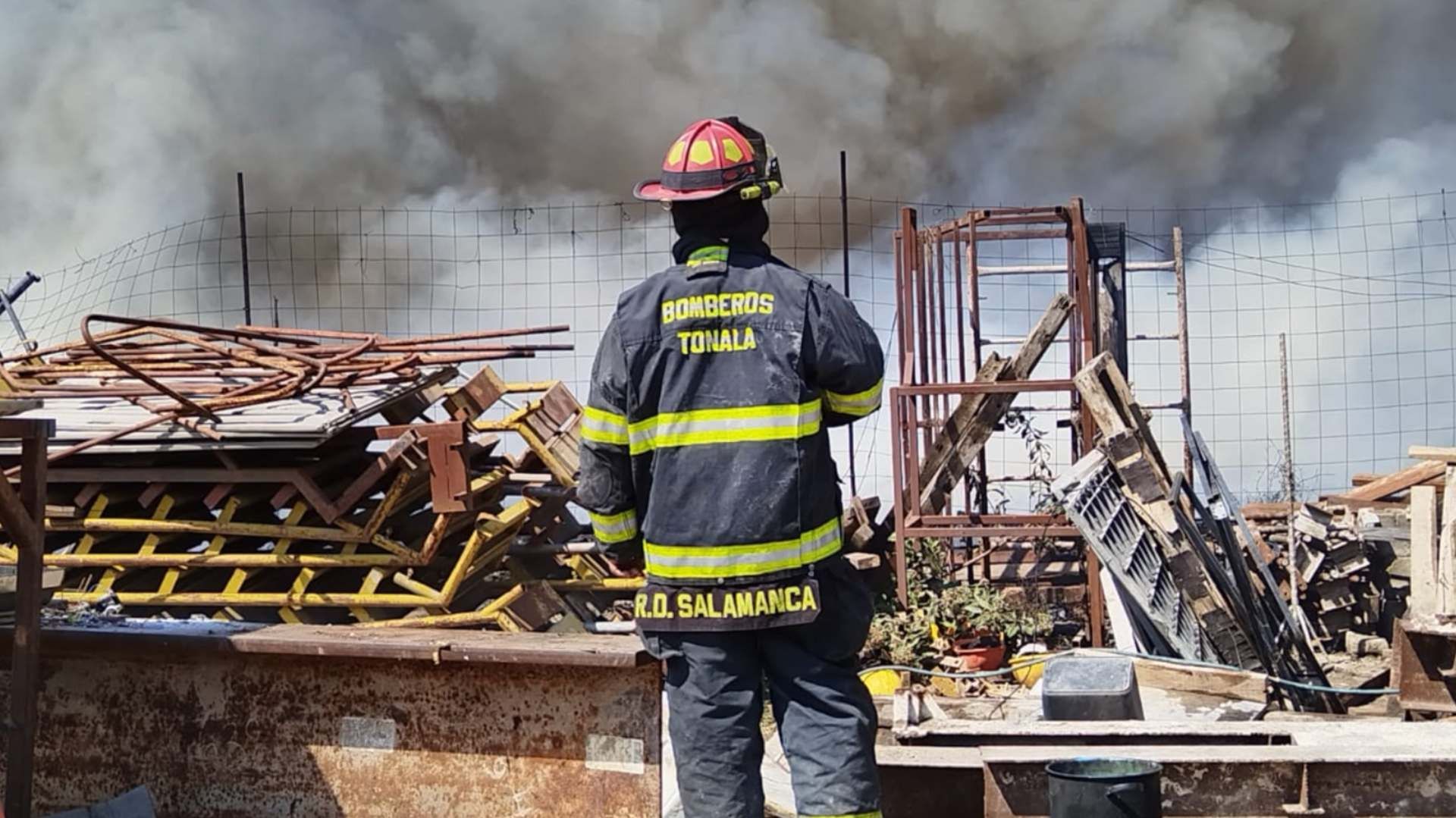 Incendio en chatarrera de Tonalá.