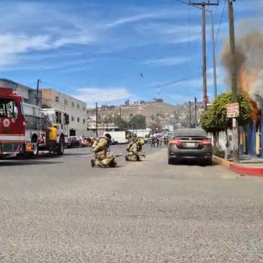 Incendio en Comercio de la Zona Centro Moviliza a Bomberos en Ensenada