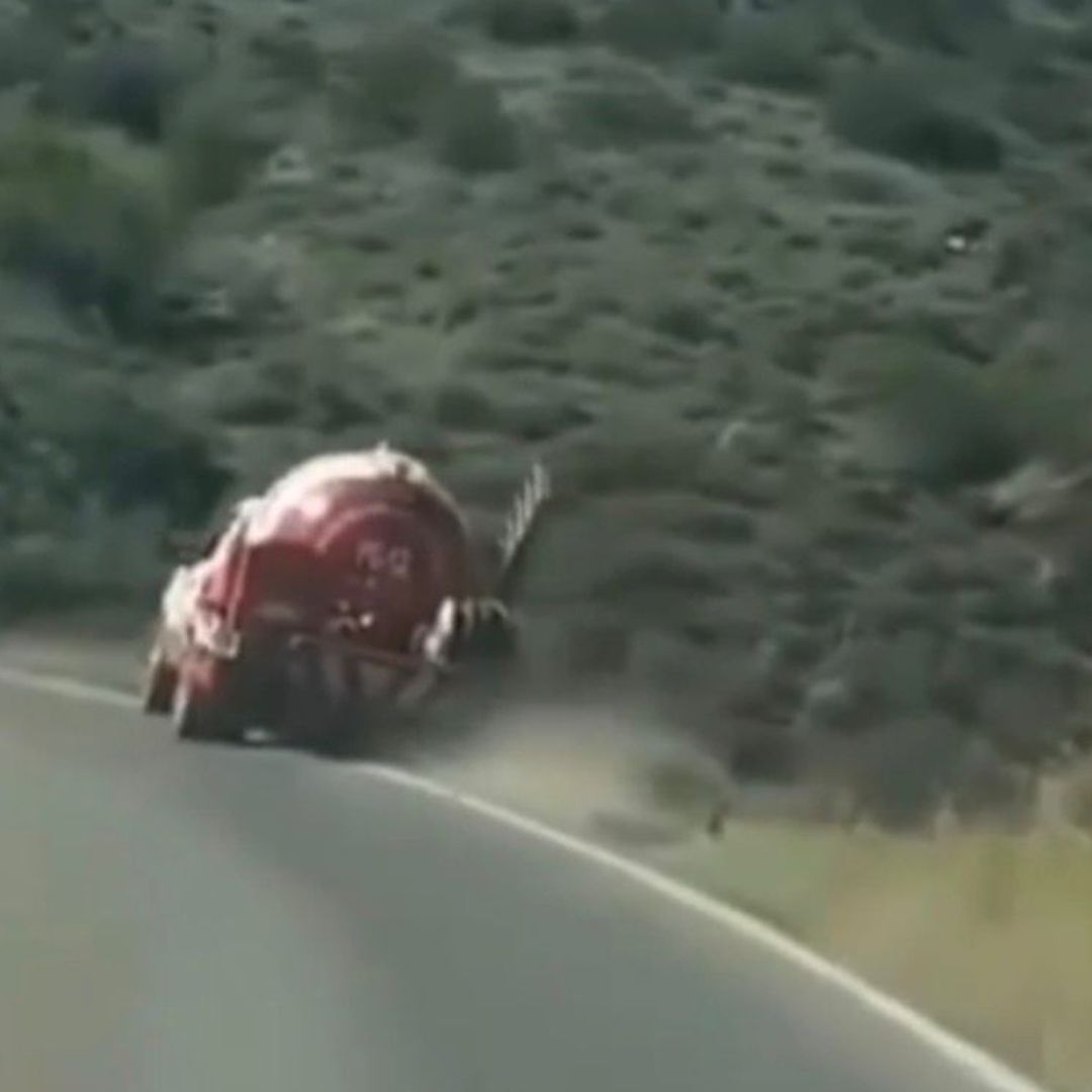 Pipa de Gas Cae a Barranco en Carretera Ensenada–Ojos Negros; Hay Dos lesionados