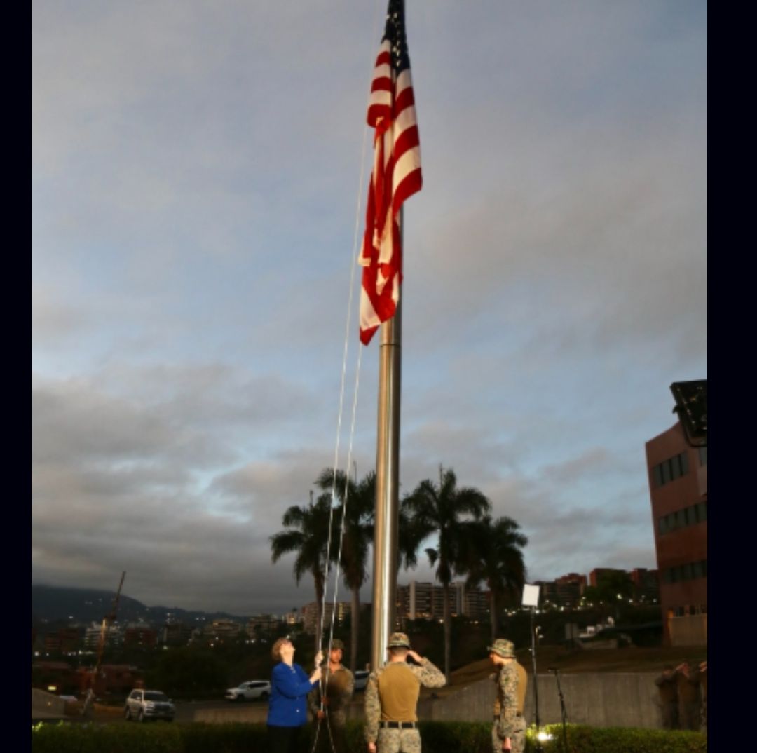 Izan Bandera de Estados Unidos en Embajada en Caracas 7 Años Después de Ser Retirada
