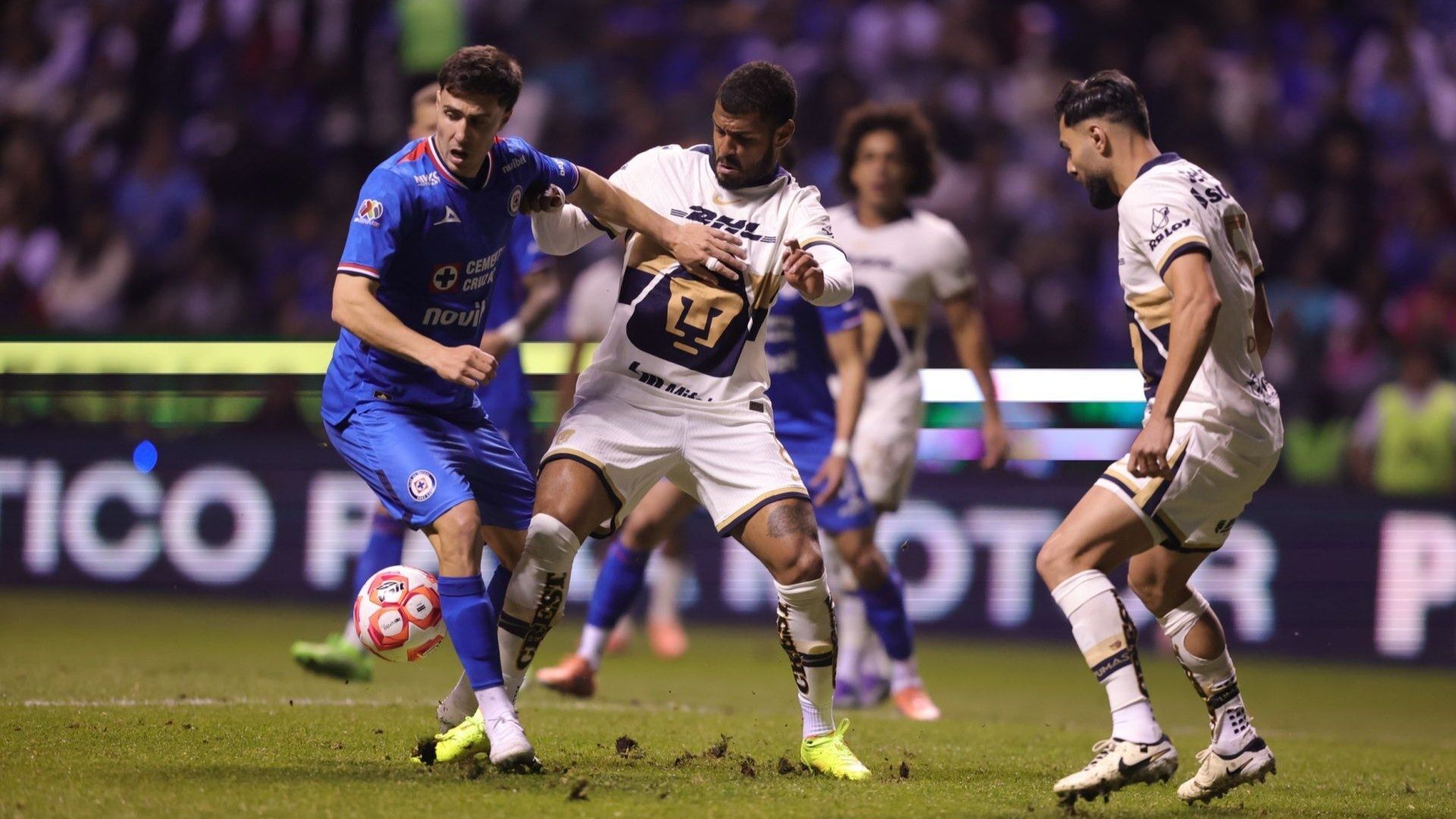 Cruz Azul y Pumas tienen cuentas pendientes, así que el partido de este fin de semana será de alta tensión. Foto: Cuartoscuro