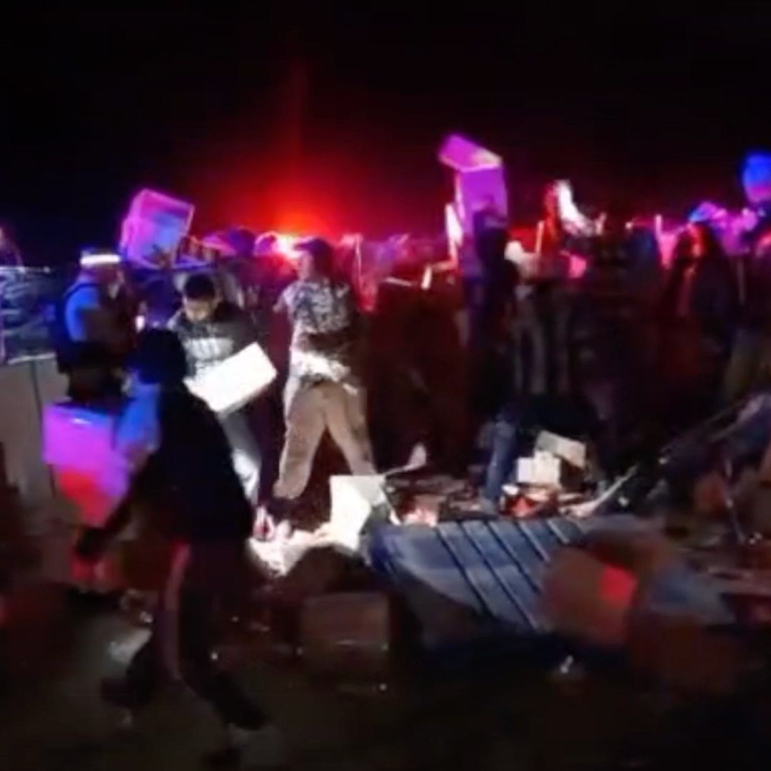 Tráiler Vuelca en Autopista Xalapa Perote en Localidad El Fresno Reportan Actos de Rapiña