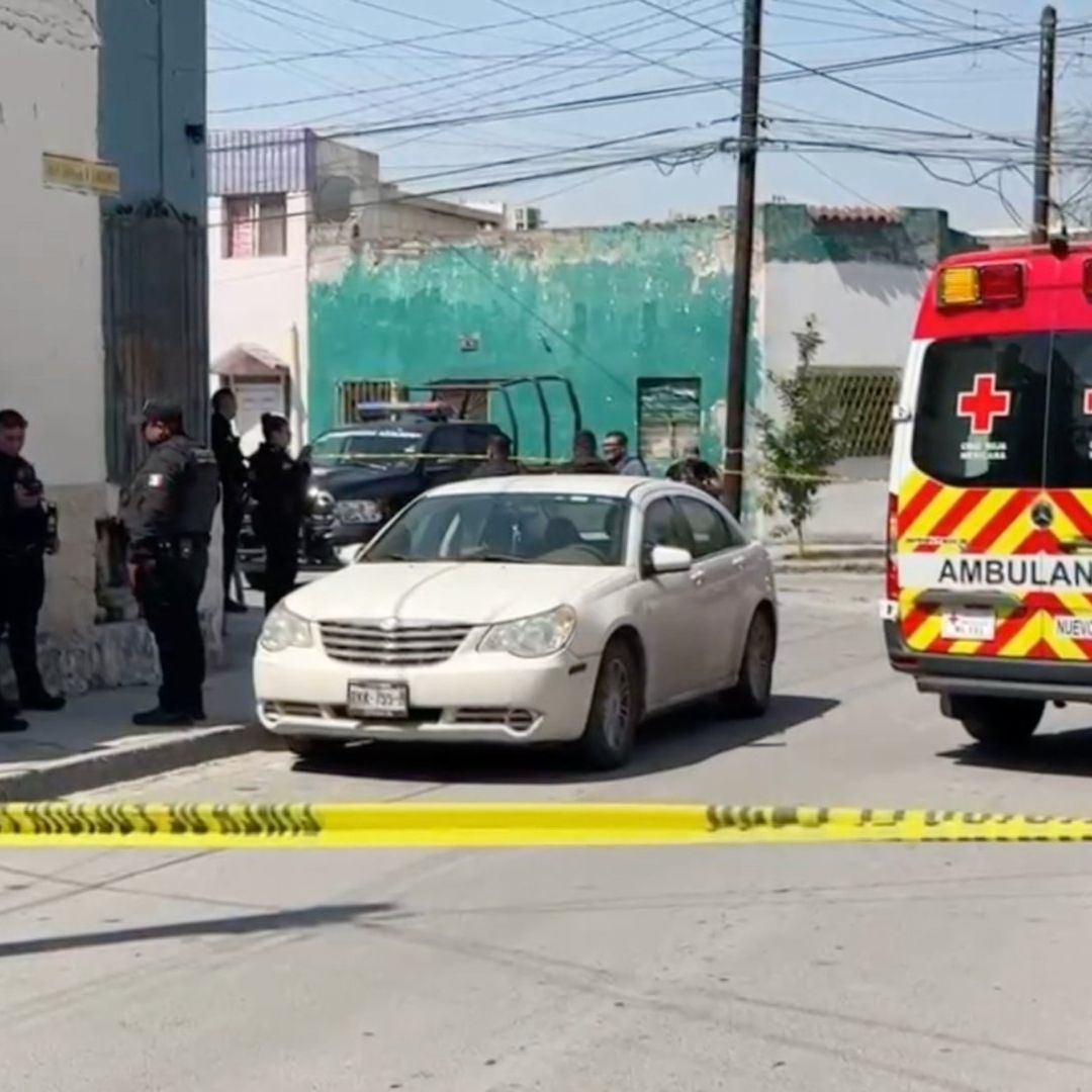 Policía de Monterrey y ambulancia de la Cruz Roja en lugar de homicidio