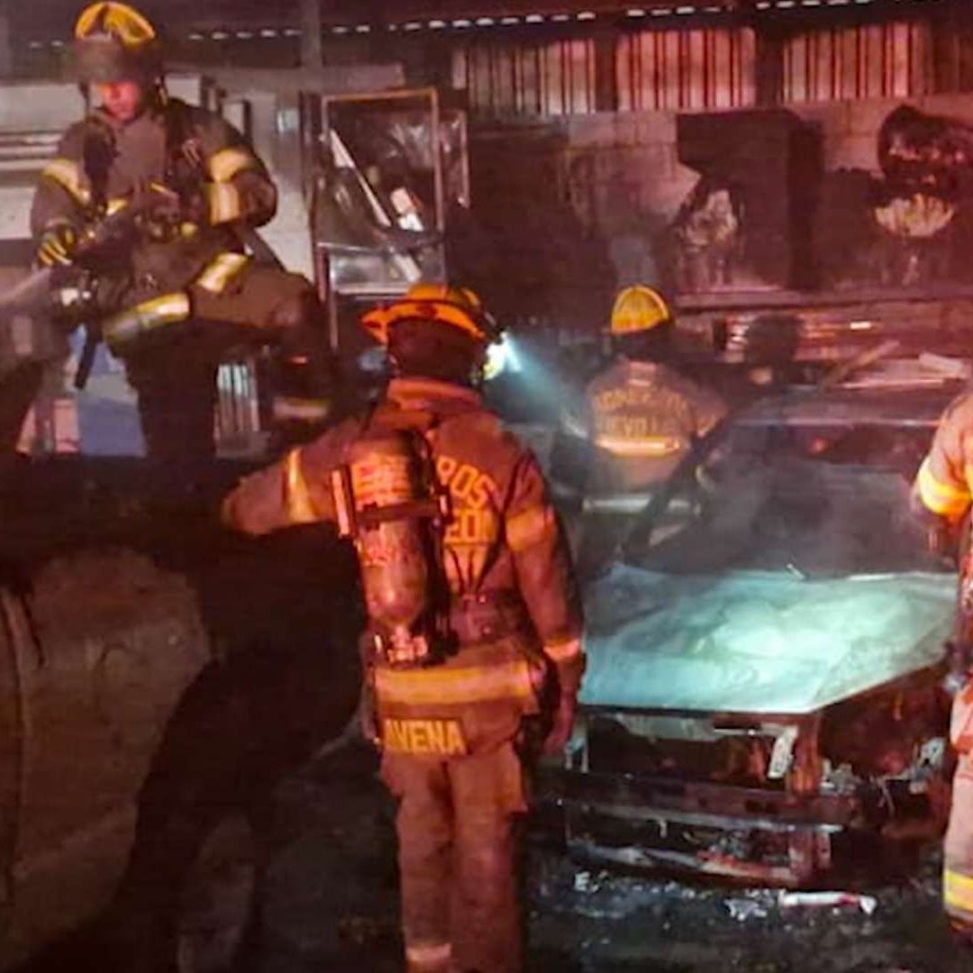 Bomberos de Nuevo Léon sofocando el incendio en bodega