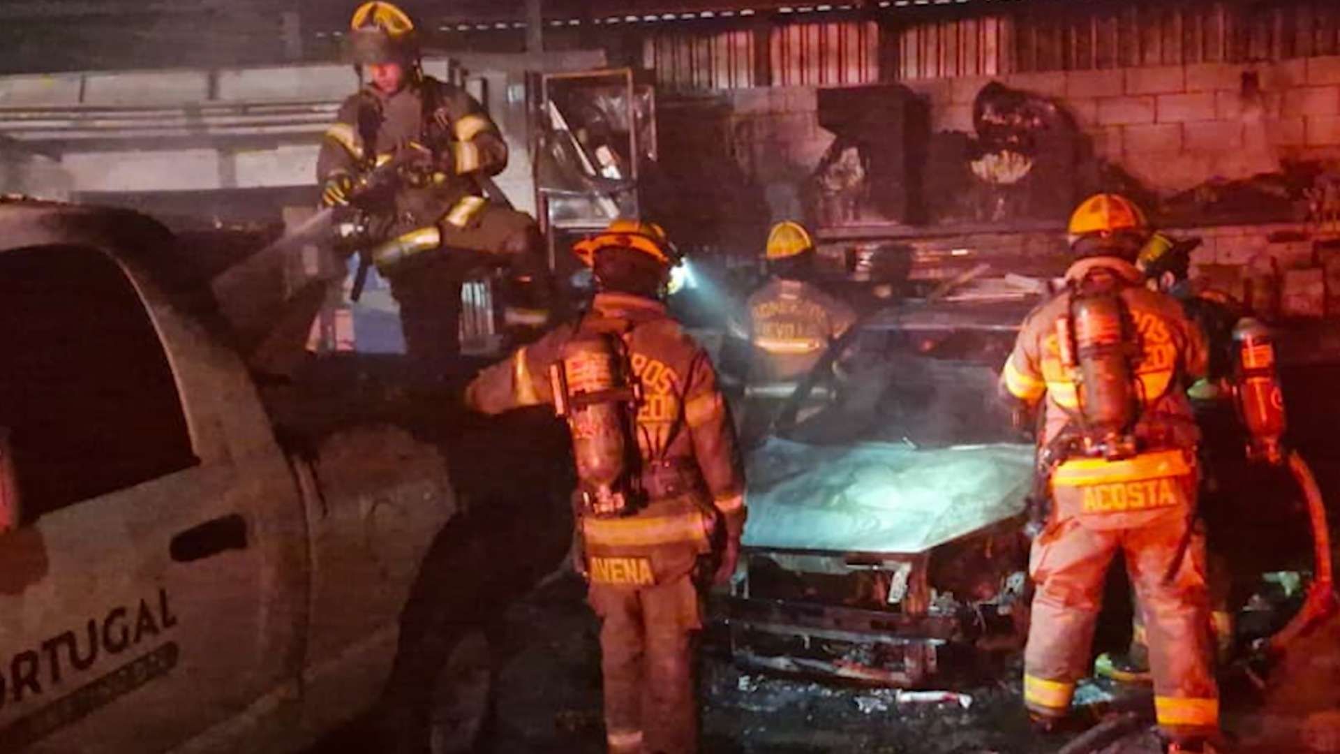 Bomberos de Nuevo Léon sofocando el incendio en bodega