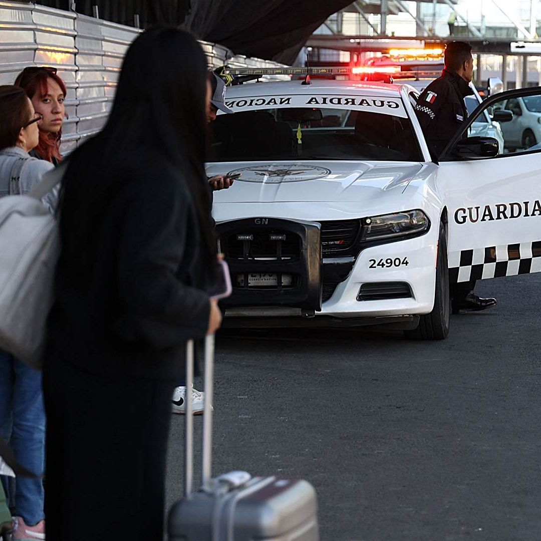 Guardia Nacional realiza operativo en el AICM para evitar que taxistas por aplicación recojan pasaje. Foto: Cuartoscuro