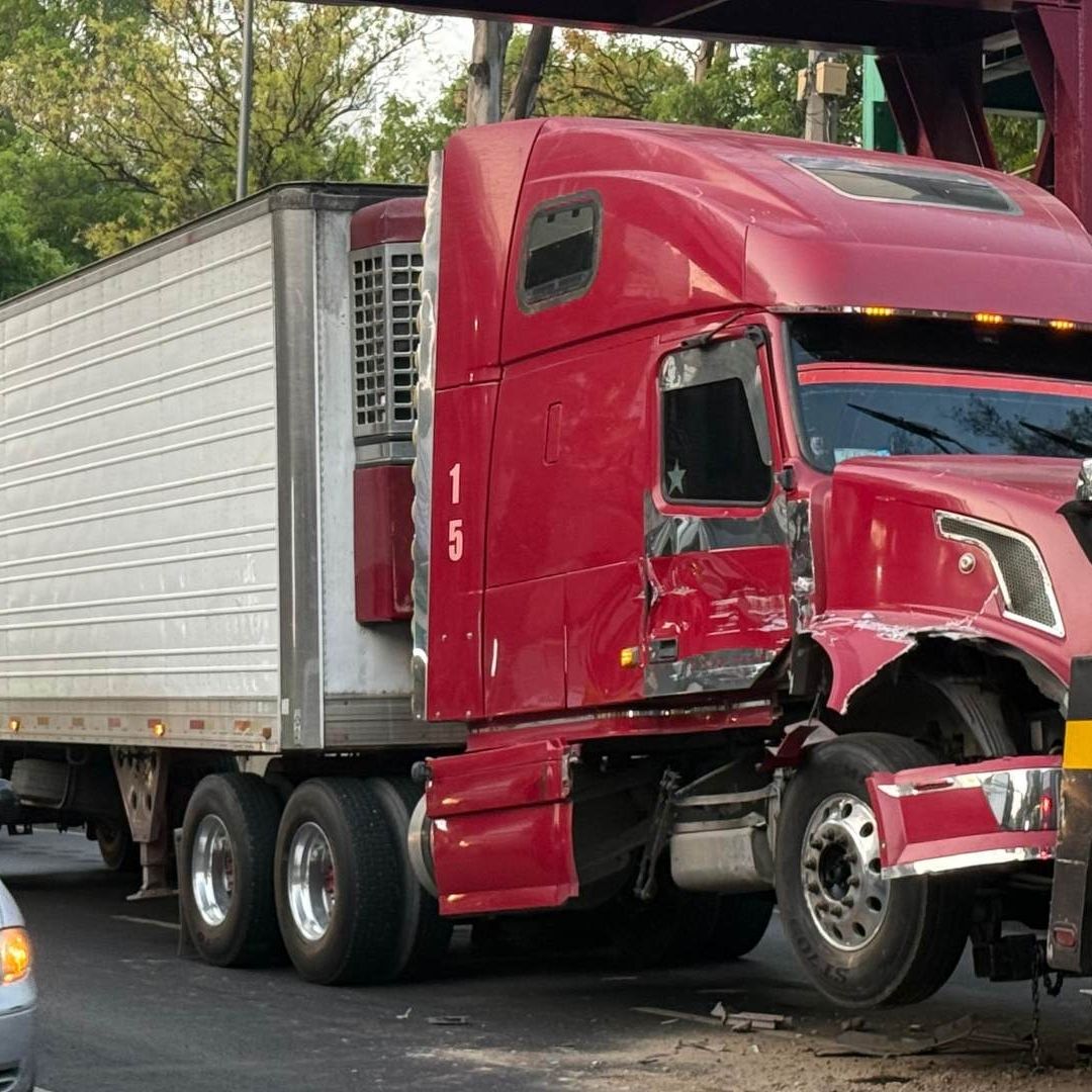 Tráiler que impactó autobús de pasajeros en CDMX. Foto: N+