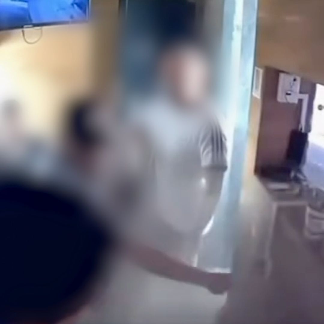 Hombre golpea a guardia de seguridad