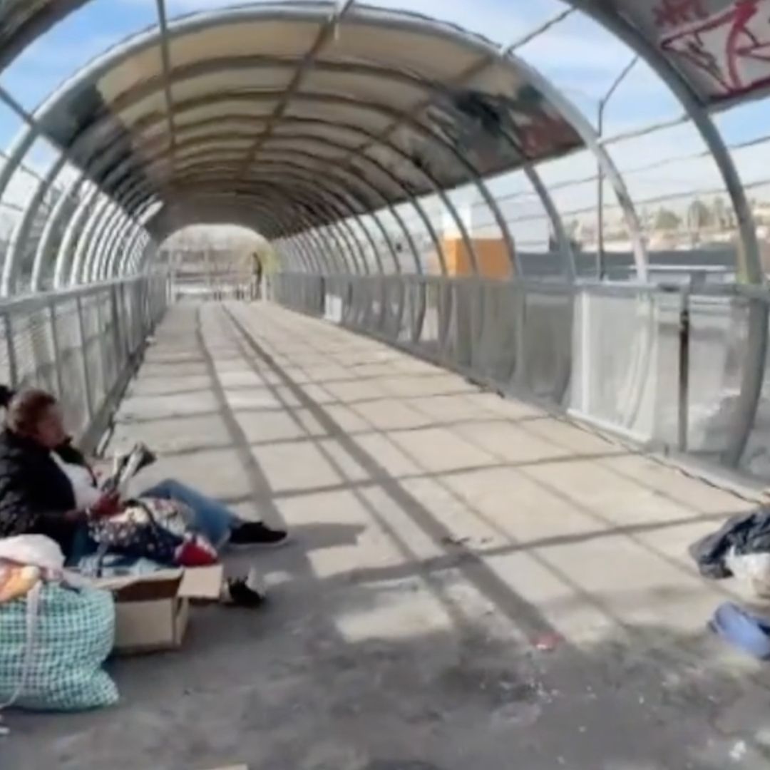 María Gabriela Lleva Más de Un Año Viviendo en un Puente Peatonal en León, Guanajuato. Foto: N+