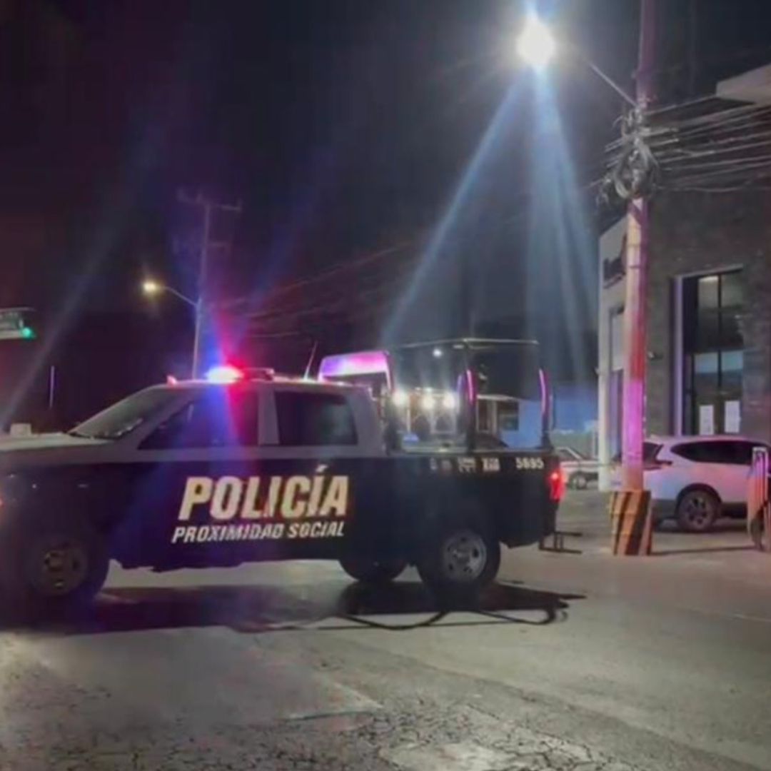 Acordonamiento y movilización policíaca por ataque armado en bar de Cancún.