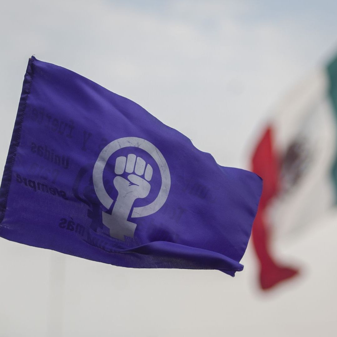 Bandera por la marcha del 8M en CDMX
