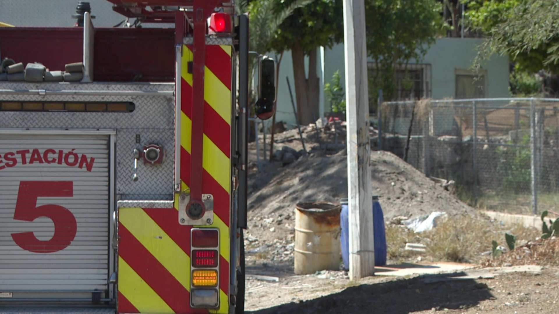 Localizan Barriles con Aparente Material Químico a Espaldas de Escuela Primaria en Hermosillo