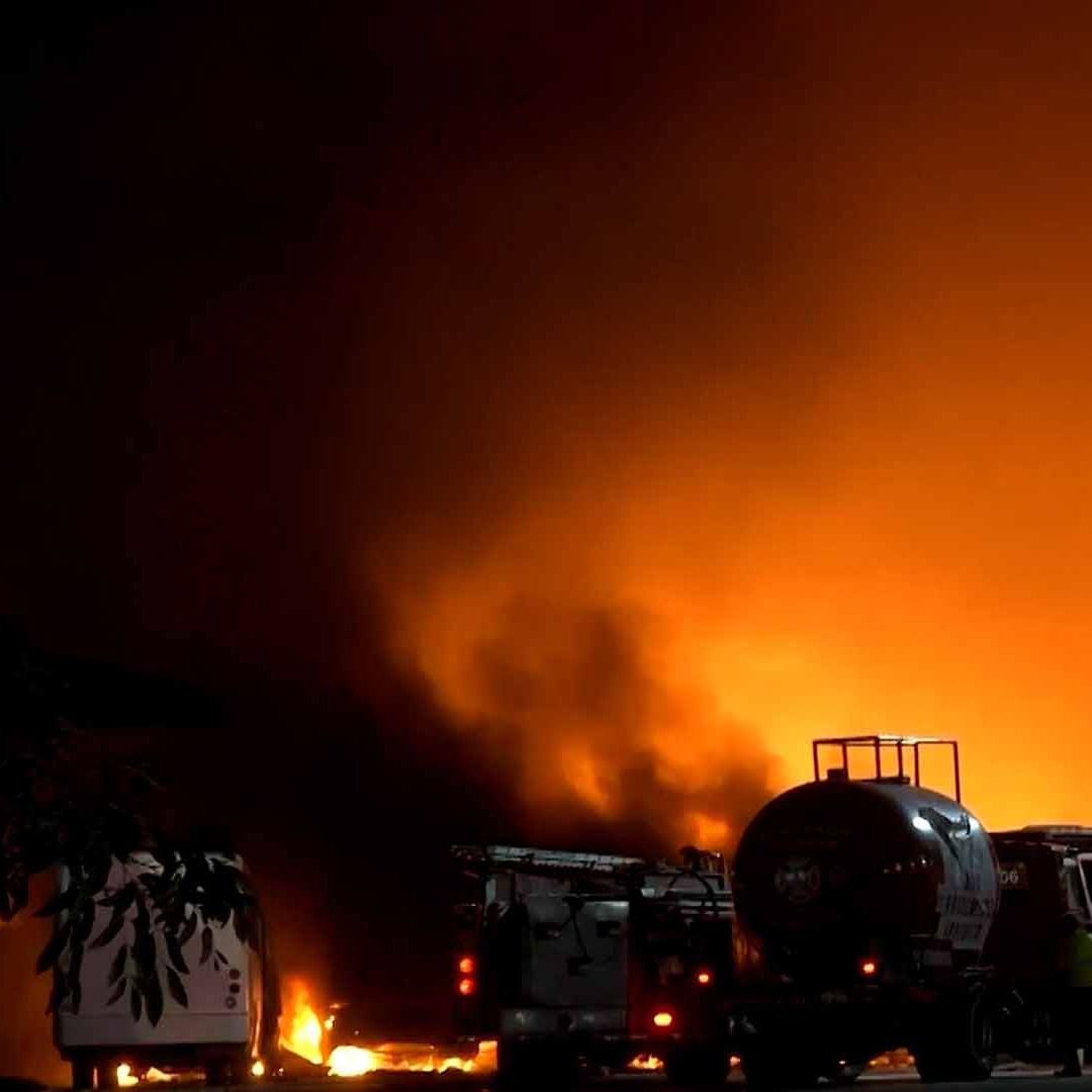 Incendio Consume Planta Recicladora y Autobuses en Ejido La Unión en Torreón