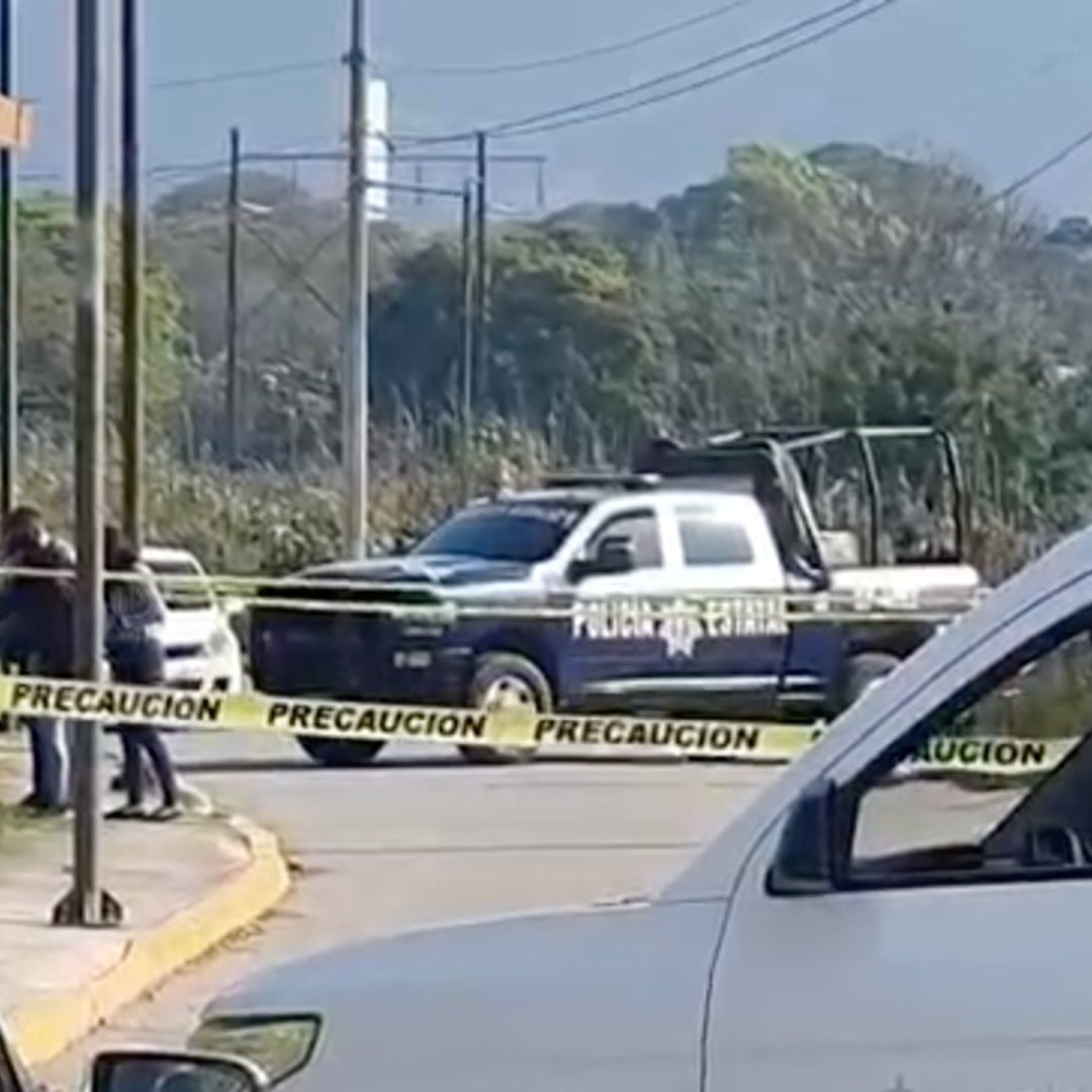 Acordonamiento y patrulla de policía por hallazgo de un cuerpo sin vida en Ixtaczoquitlán.