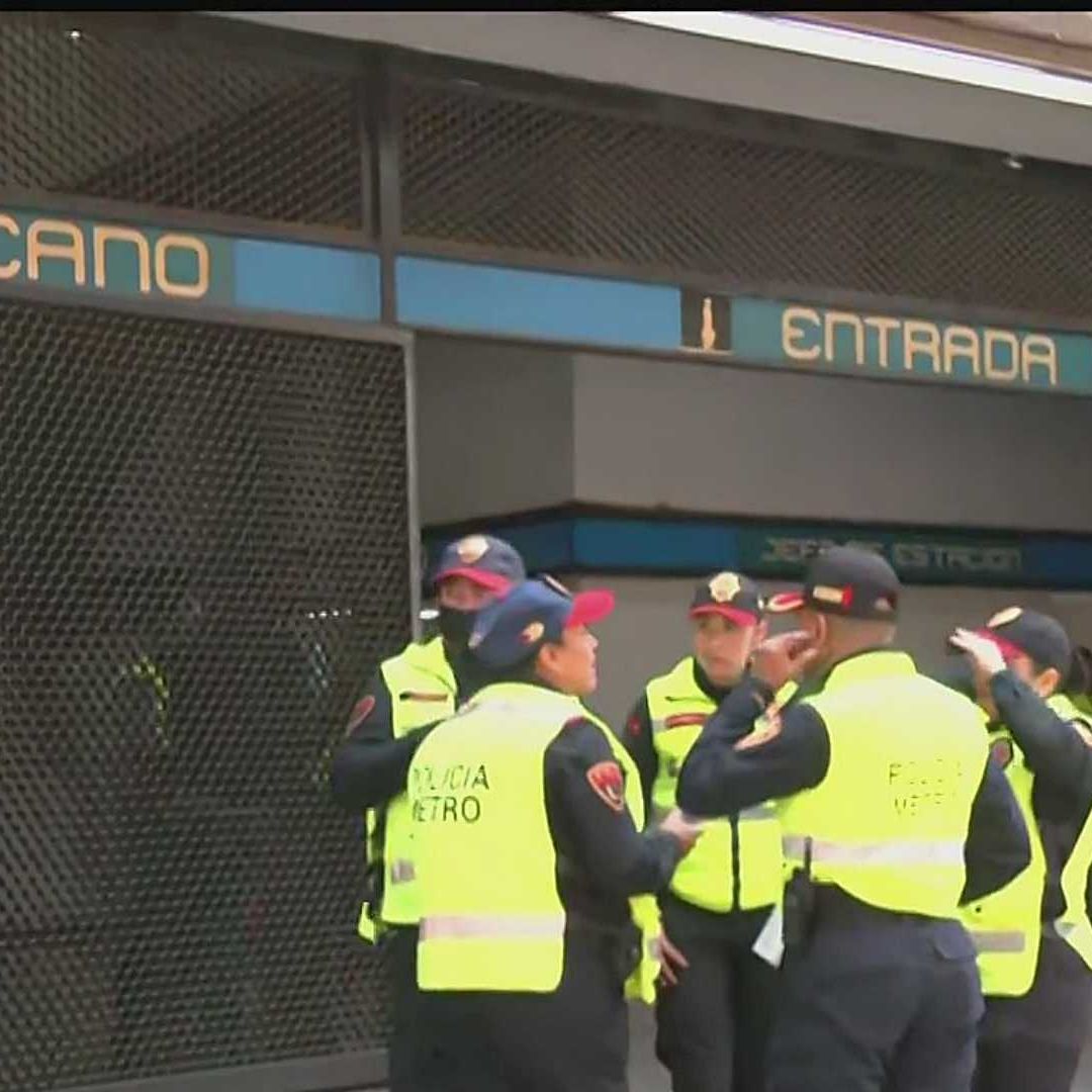 Policías resguardan Metro Chabacano ante fallecimiento de adulto mayor. Foto: Captura de pantalla