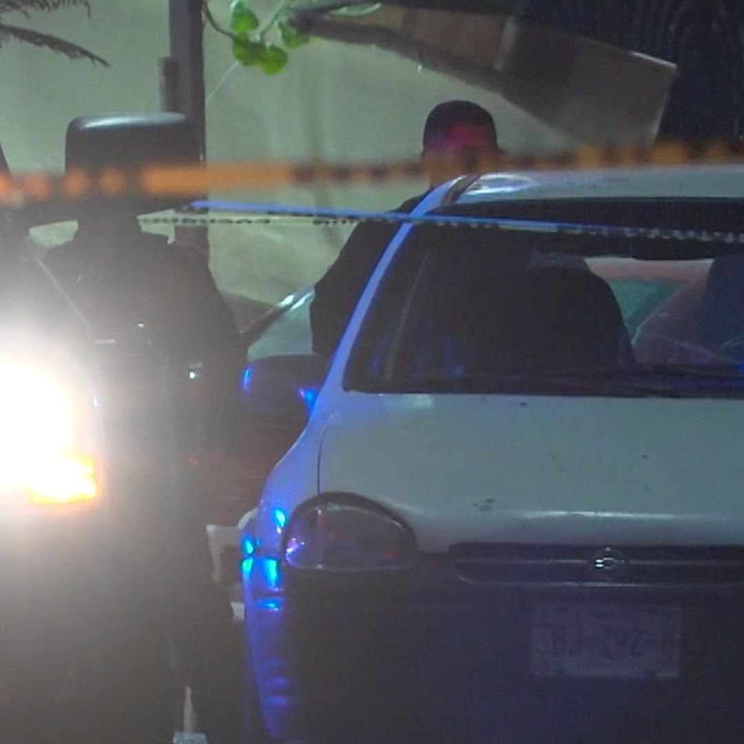 El cuerpo del hombre quedó debajo de un auto en color blanco