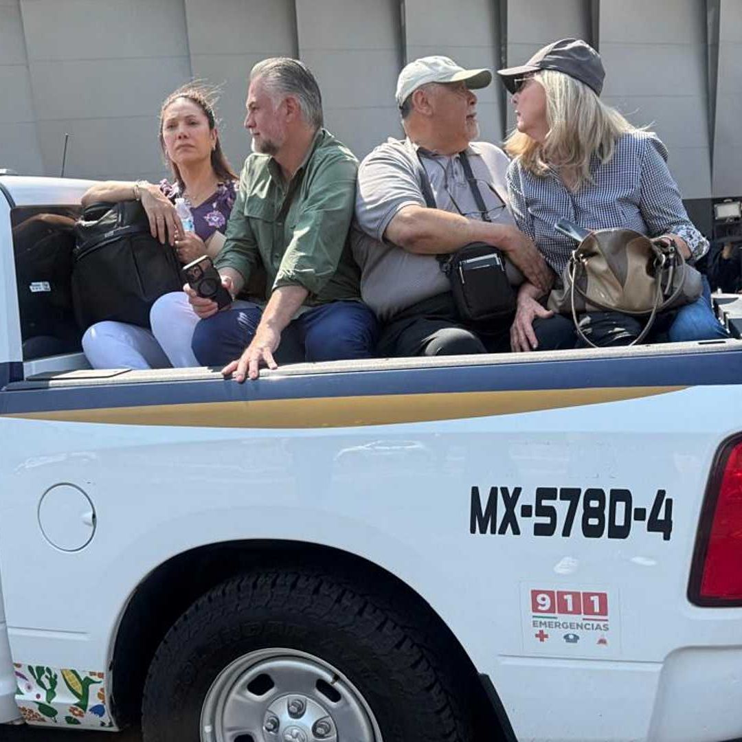 Policías trasladan a usuarios del AICM ante protesta de taxistas en CDMX. Foto: N+