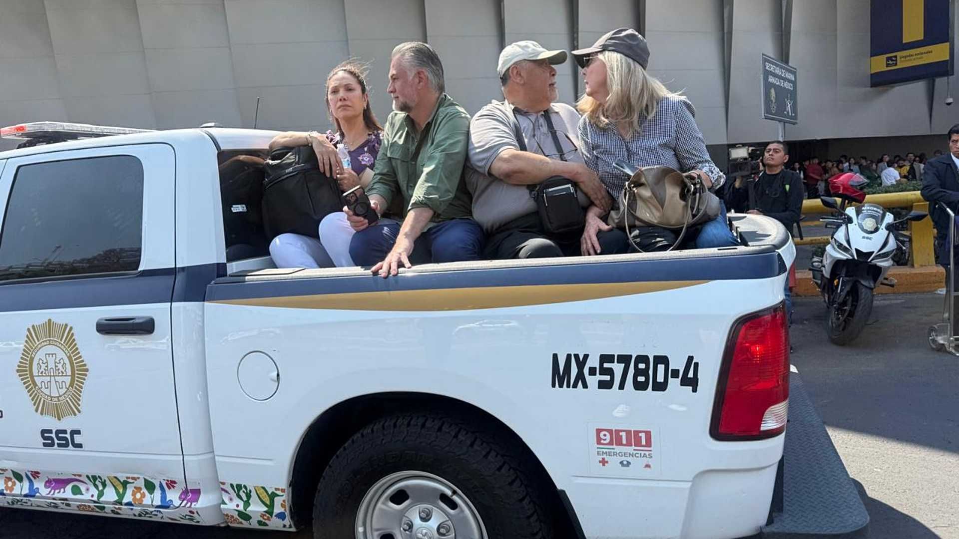 Policías trasladan a usuarios del AICM ante protesta de taxistas en CDMX. Foto: N+