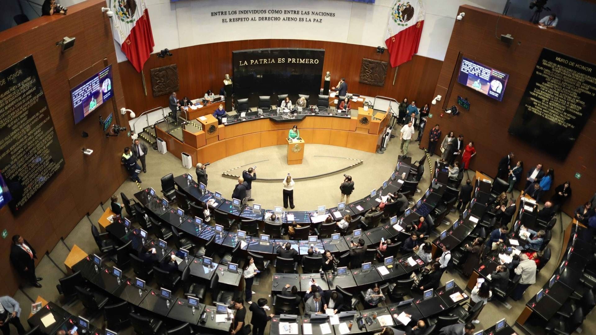 Pagar a Una Mujer Un Salario Menor Que a Un Hombre en el Mismo Empleo Es Violencia Laboral