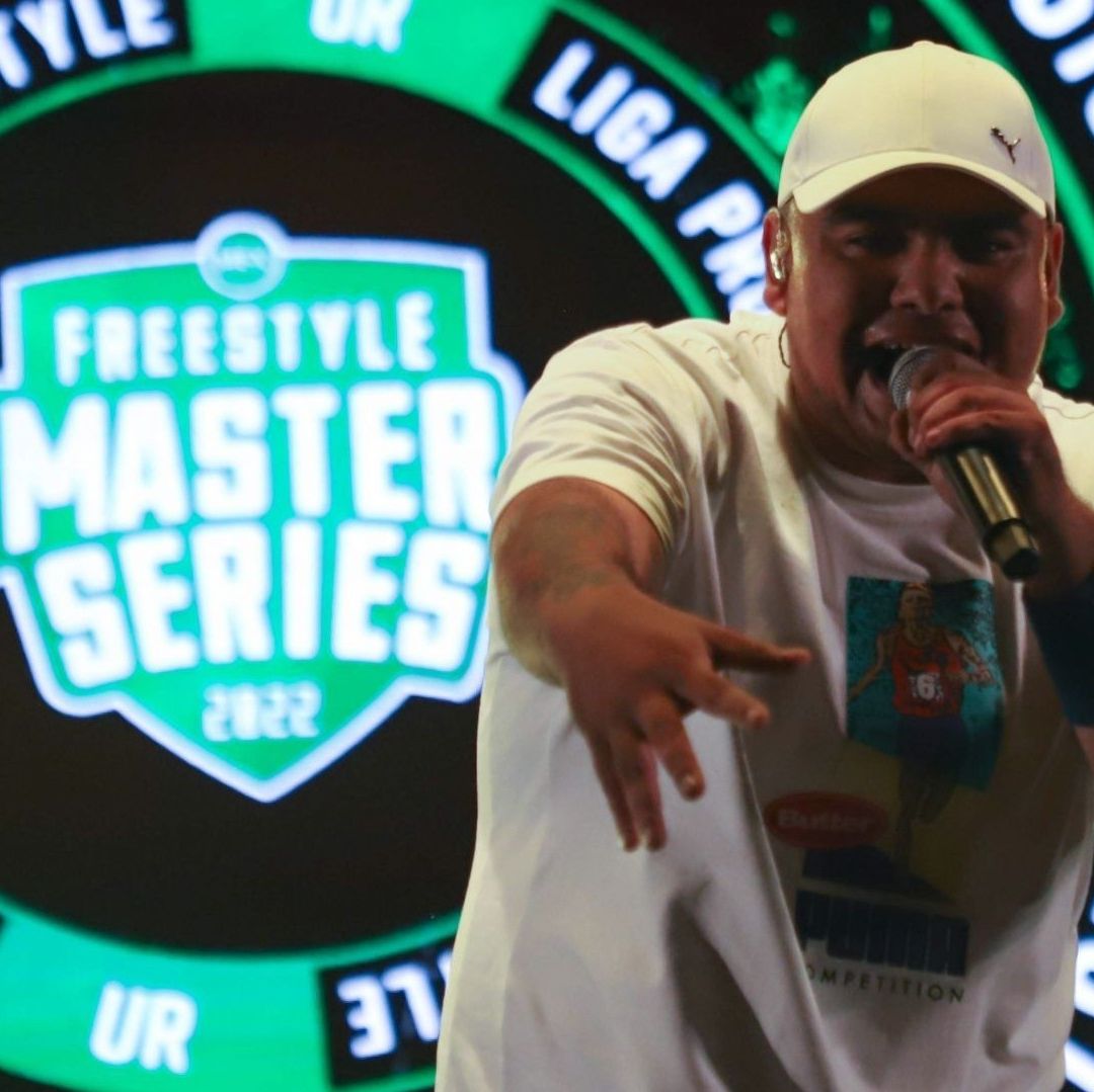 ¿Qué le Pasó a Aczino? Freestyler Reaparece en Terapia de Recuperación Tras Cirugía