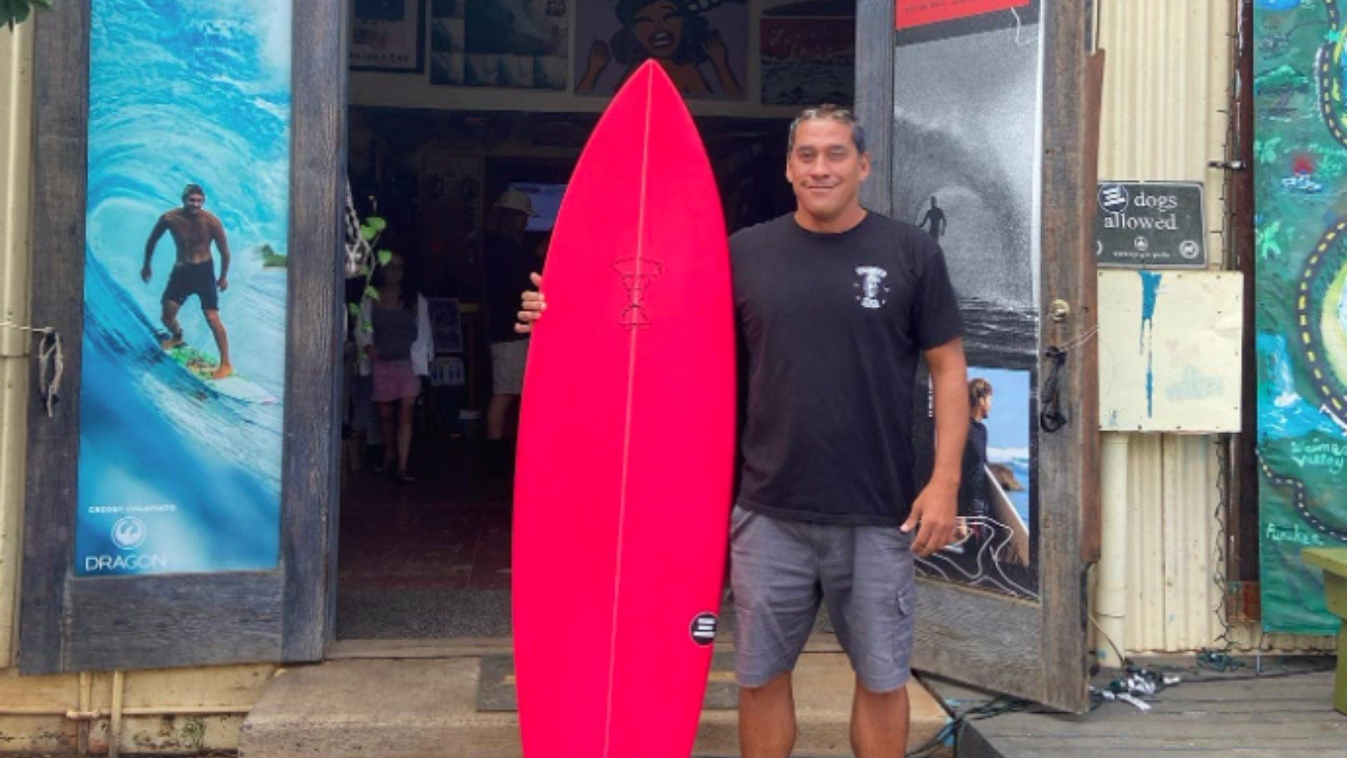 El surfista Tamayo Perry, quien actuó en Piratas del Caribe, fue atacado por un tiburón