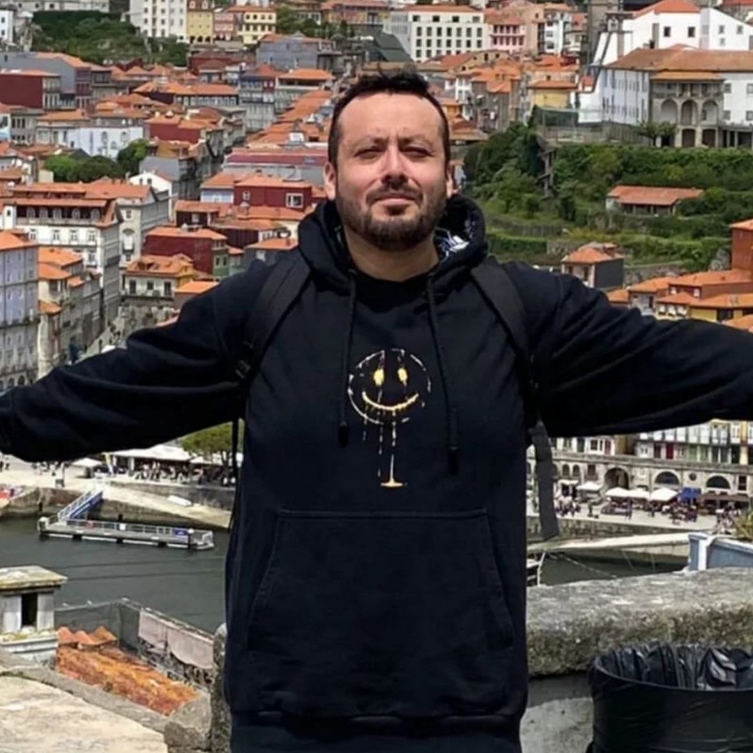 El actor Álex Araya muere tras cita con dos mujeres