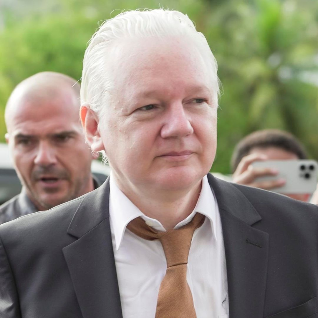 Julian Assange, fundador de WikiLeaks, llega al tribunal en las Islas Marianas del Norte.