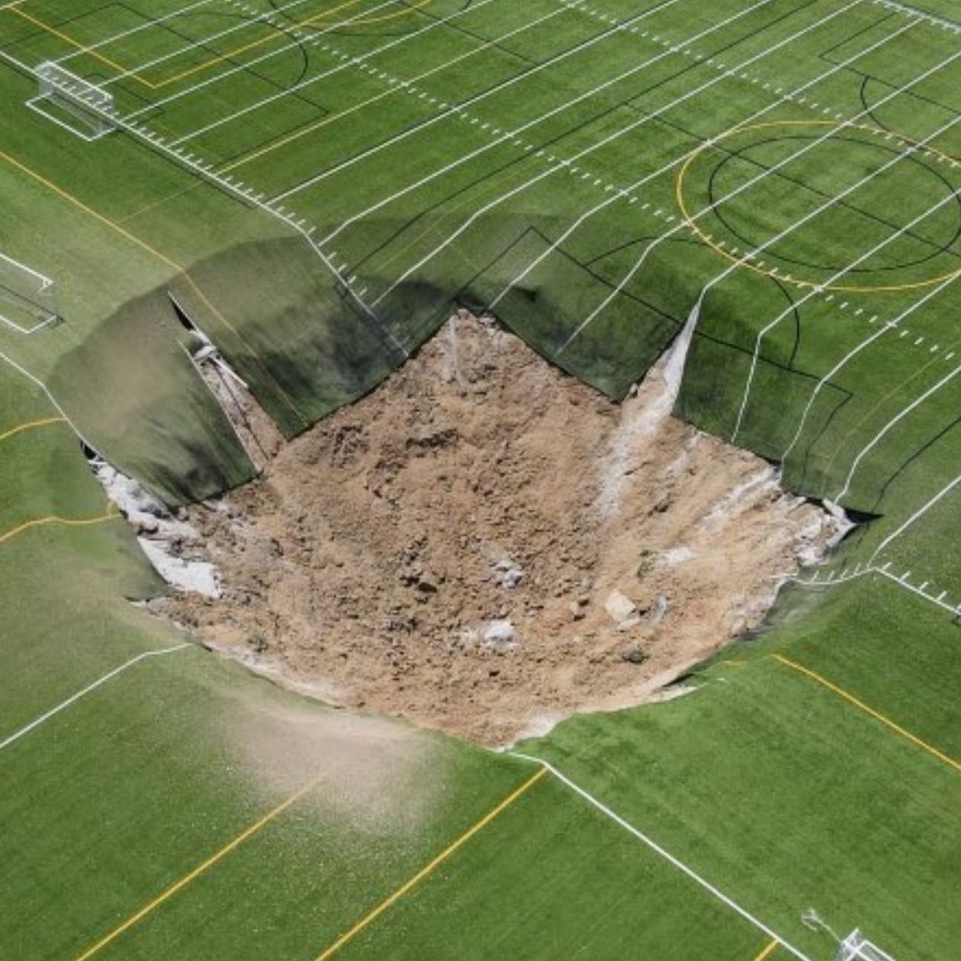 VIDEO: Enorme Socavón Se 'Traga' Cancha de Futlbol