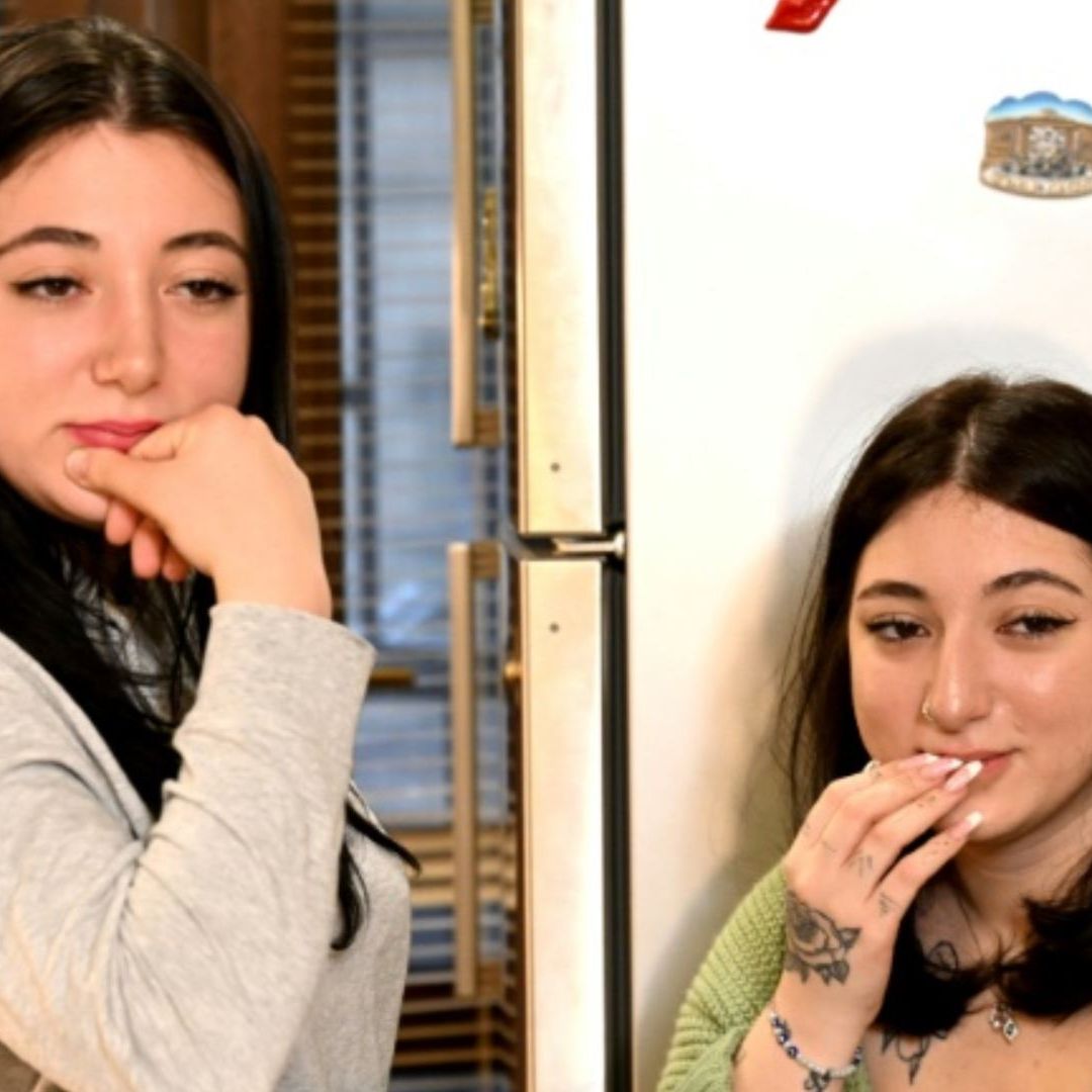 Esta historia llena de drama e intriga se remonta al año 2006 en Georgia, país ubicado en el límite de Europa Oriental y Asia, cuando los padres de Ana y Elene compraron a las dos bebés ilegalmente
