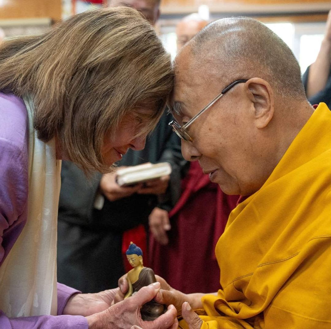 El dalái lama tenía sólo 23 años cuando huyó de Lhasa, la capital tibetana, temiendo por su vida después de que las tropas chinas aplastaran un levantamiento en 1959