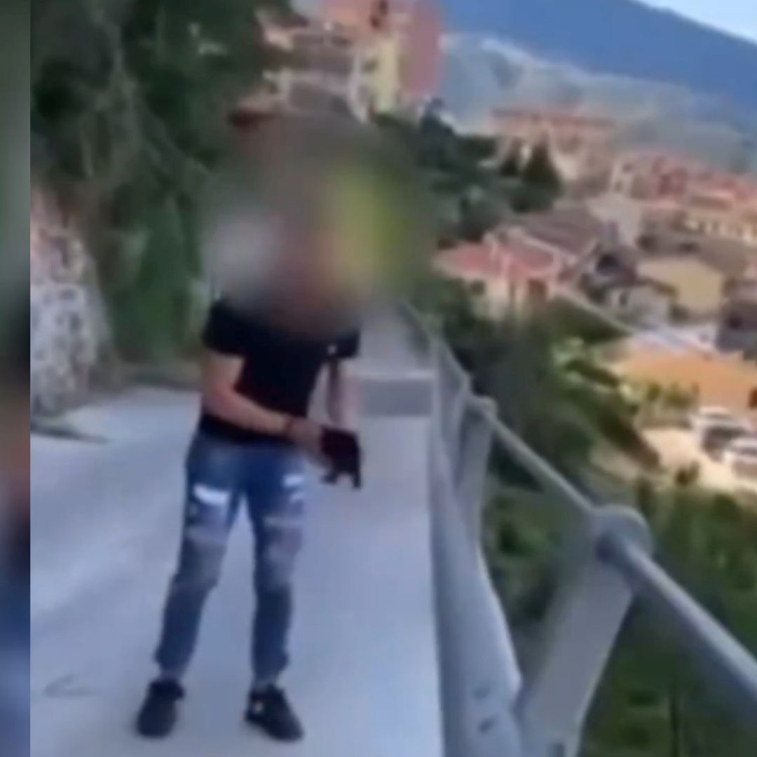 Un video en redes sociales desató una fuerte polémica, ya que un joven lanzó al vacío a un gato bebé en la isla de Cerdeña