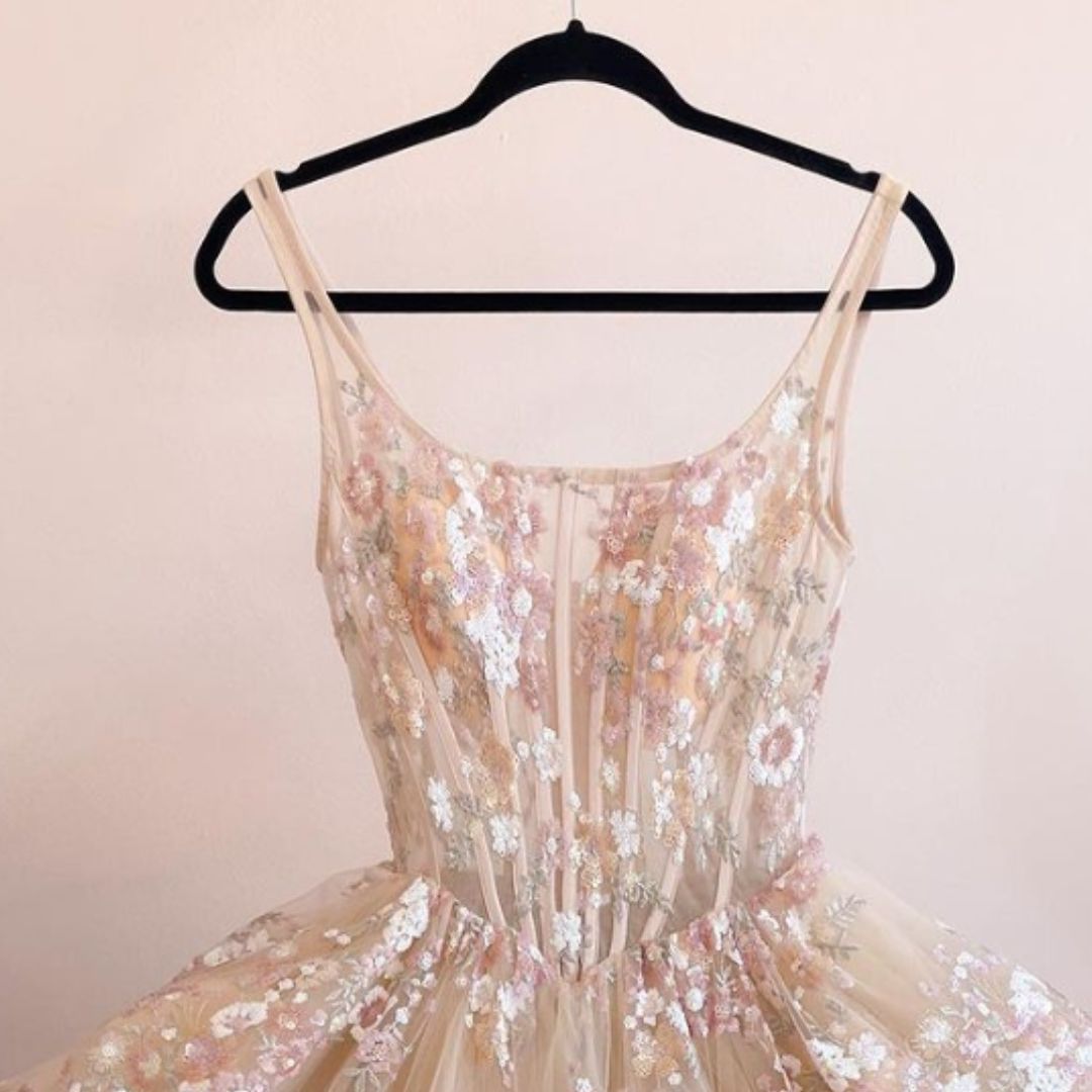 La diseñadora descubrió que uno de sus vestidos era anunciado en la tienda en línea con fotos robadas, por lo que decidió comprarlo