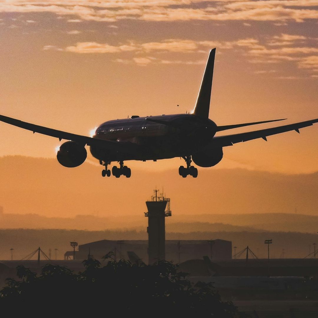 El hombre de 25 años fue arrestado poco después de que el avión aterrizara y fue acusado de exhibicionismo