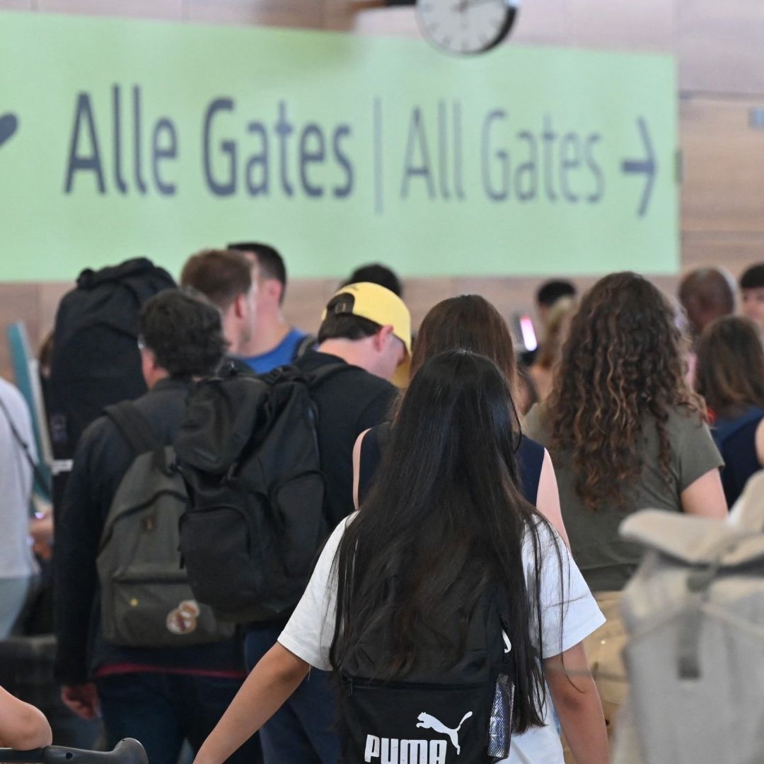 Pasajeros en el aeropuerto de Berlín, Alemania