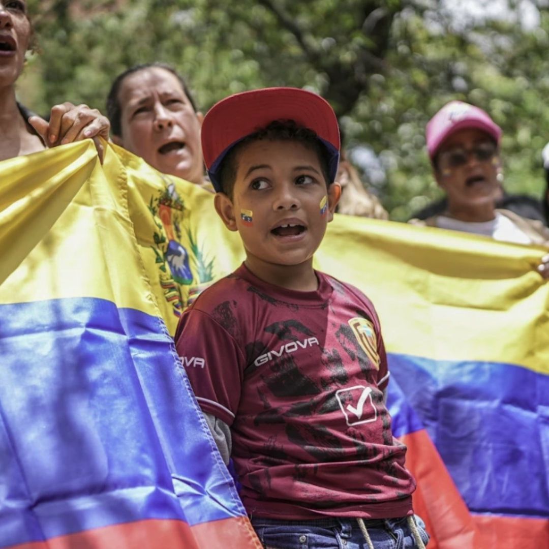 Un grupo de manifestantes con una bandera venezolana para protestar tras resultados de elecciones presidenciales