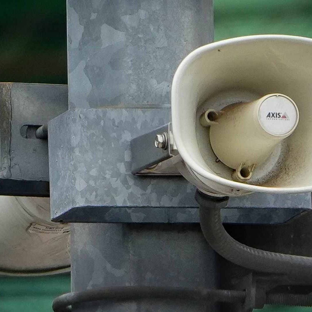 Alerta sísmica suena por error y el pánico cunde.