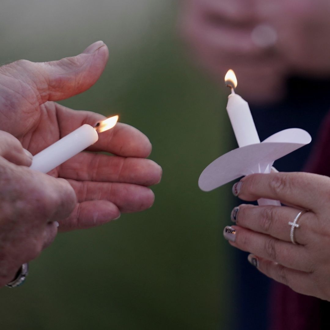 Personas encienden velas mientras asisten a una vigilia ras un tiroteo en la escuela secundaria Apalachee en Winder, Georgia. Foto: Reuters