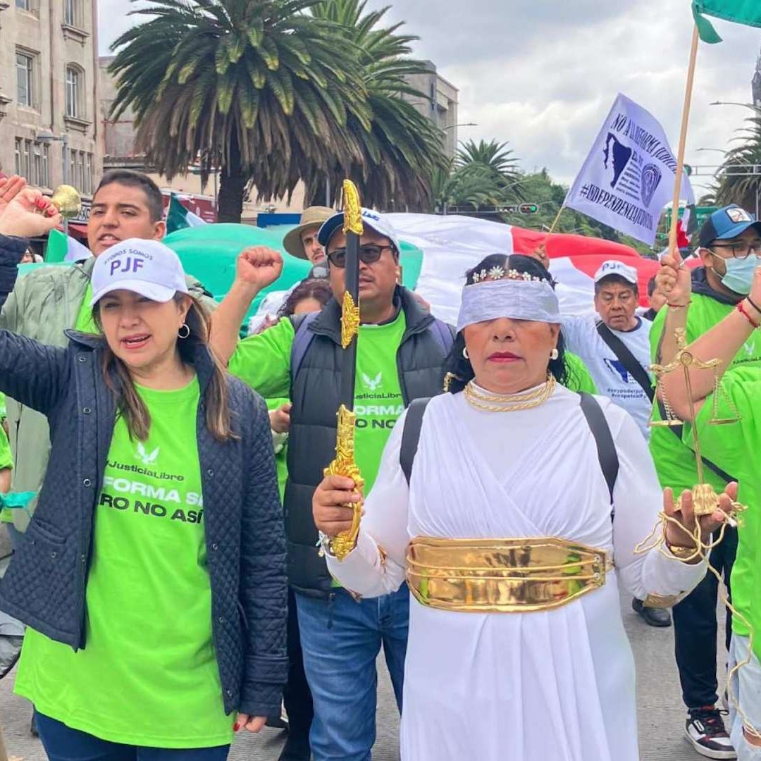 Manifestantes se Concentran para Marchar a Favor y en Contra de la Reforma al Poder Judicial